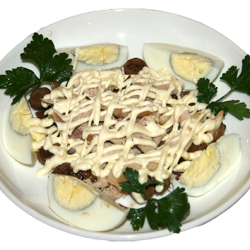 Кураж (яйцо, курица отварная, грибы жареные, майонез)