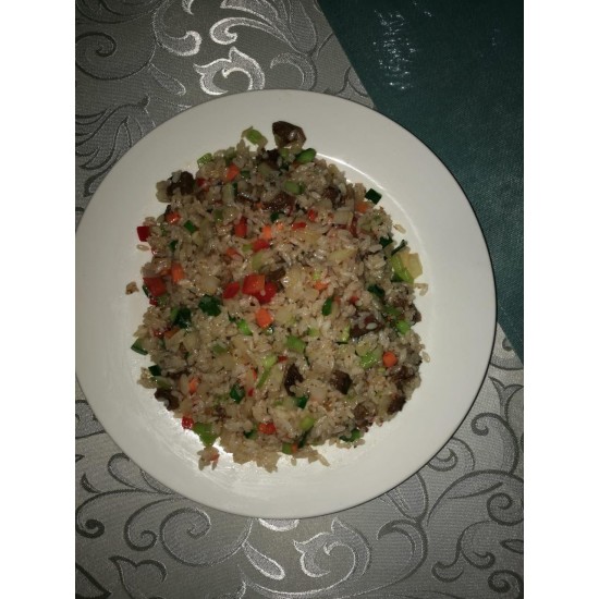 Цоумифан (жареные: рис, мелко рубленое мясо, морковь, огурец, болгарский перец)